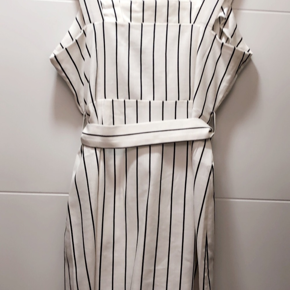 🦓🦓BLACK AND WHITE STRIPE DRESS🦓🦓 - Picture 2 of 2